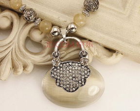 春夏時(shí)尚點(diǎn)睛之筆 百搭長款毛衣鏈的穿搭魅力與商業(yè)機(jī)遇